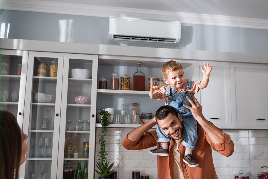 Un père et son jeune enfant profitent sainement de la climatisation à la maison. 